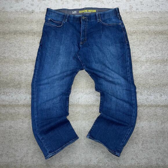 Lee Jeans Dark Wash Straight Fit Tapered Leg Denim Extreme Motion - Picture 2 of 4